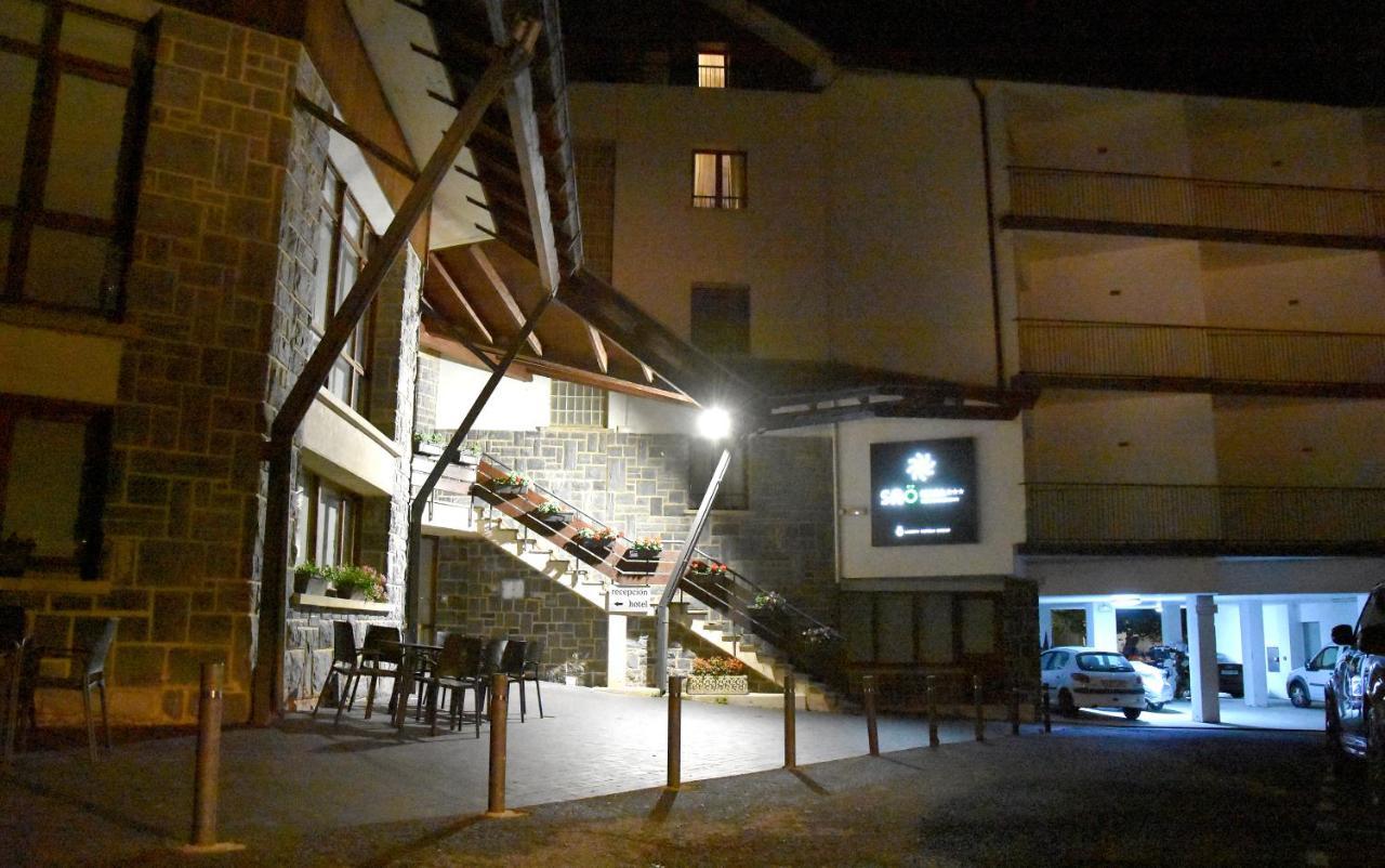 Hotel Y Apartamentos Snoe Isaba Eksteriør billede