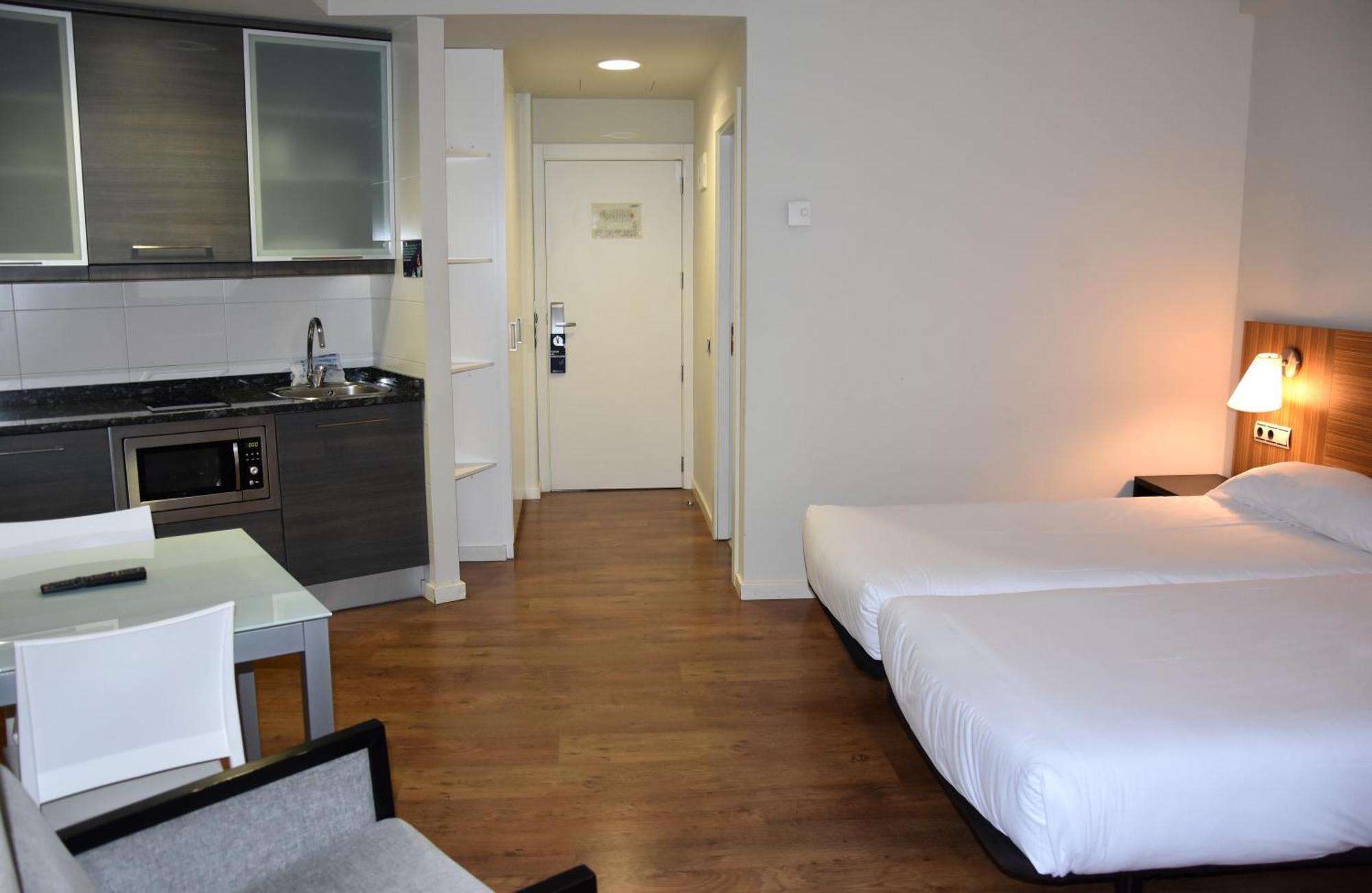 Hotel Y Apartamentos Snoe Isaba Eksteriør billede