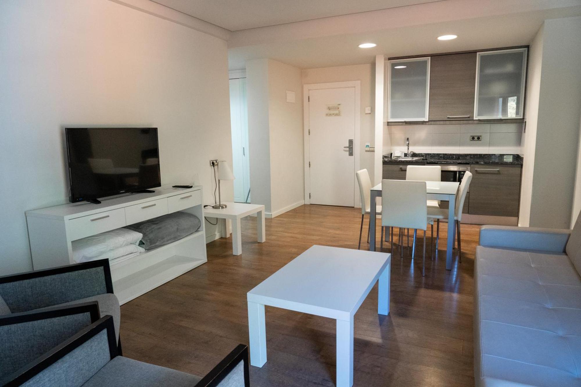 Hotel Y Apartamentos Snoe Isaba Eksteriør billede